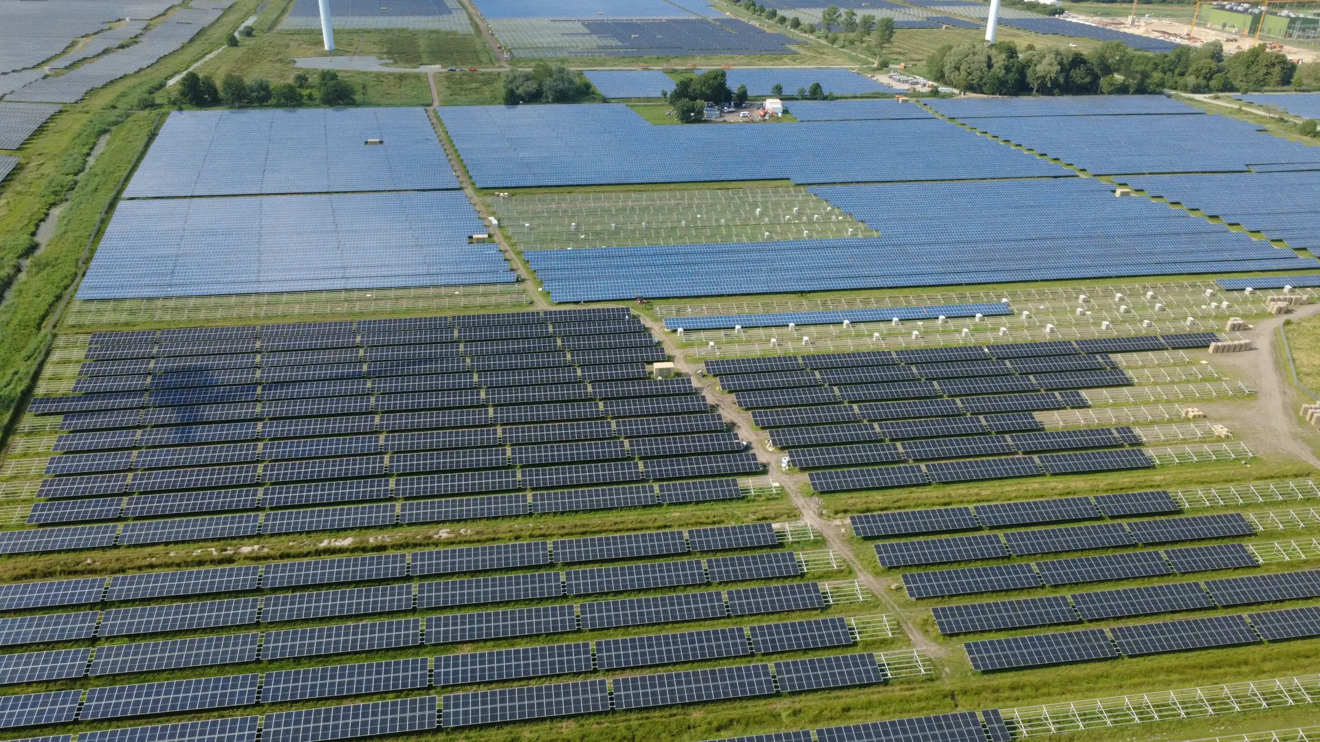 PV-Module und Arbeiten am Solarpark SKV Büttel